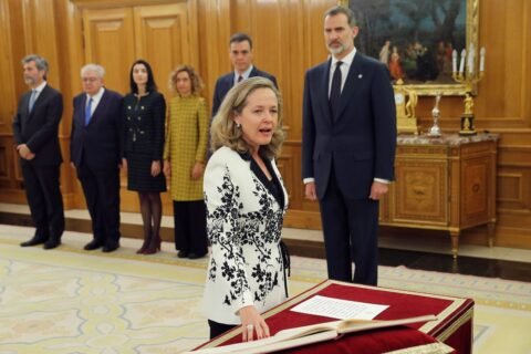 nadia calviño estatura y peso
